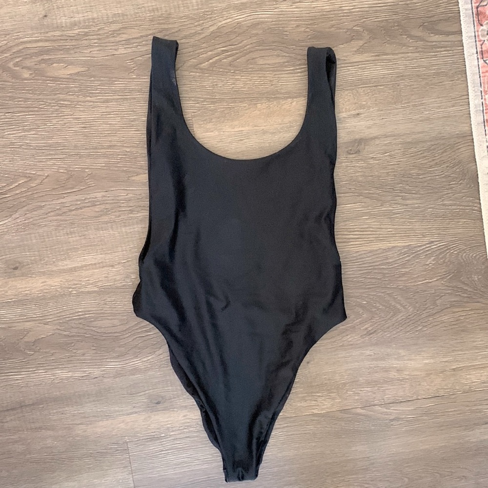 New Small black swimsuit with ‘side boob’ low cut on sides. High thigh cut.